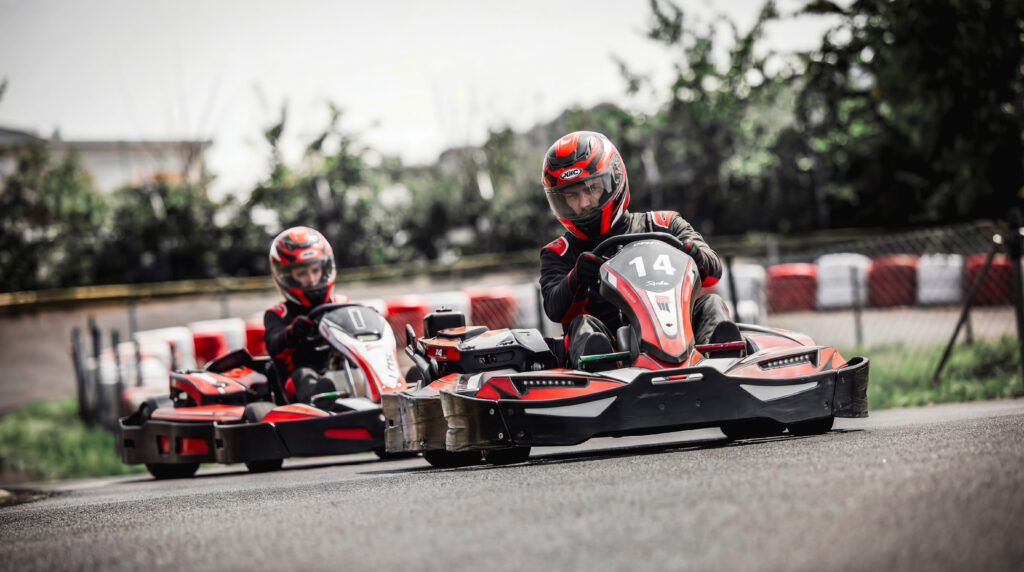 Go-Kart Rennen auf der Outdoor-Strecke der Kartbahn Gollhofen